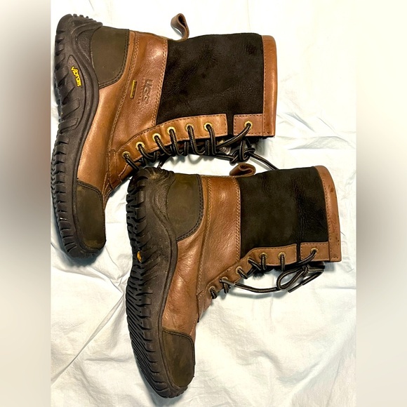 Uggs Winter Boots size 5 gore tex - Picture 1 of 8